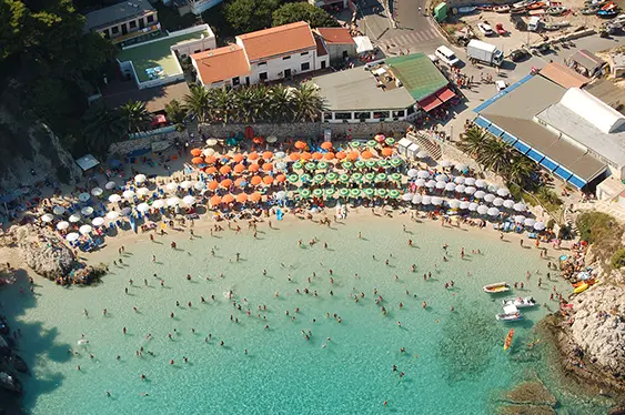 Spiaggia e zona del porto dell'isola di San Domino visti dall'alto, Isole Tremiti.